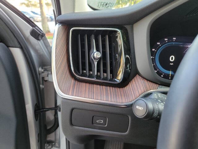 2023 Volvo XC60 B5 Plus Dark Theme