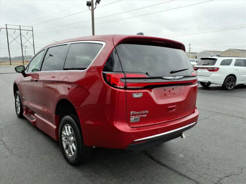 2025 Chrysler Pacifica Select