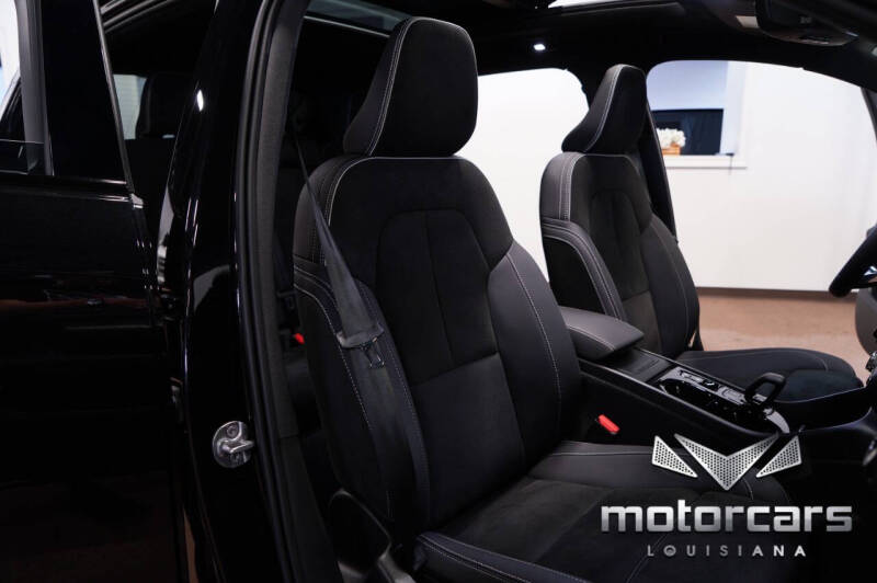 2023 Volvo XC40 B5 Plus Dark Theme