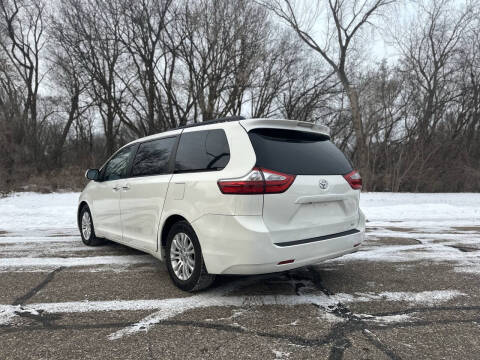 2017 Toyota Sienna XLE 7-Passenger Auto Access Seat