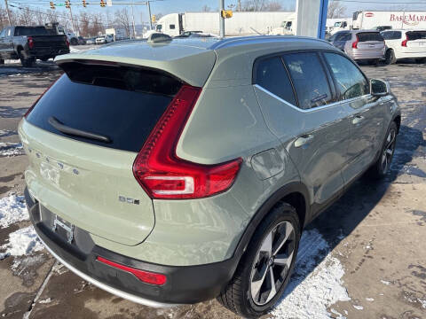 2025 Volvo XC40 B5 Plus Bright Theme