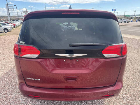 2022 Chrysler Voyager LX