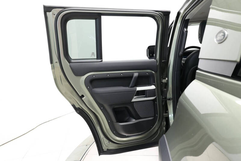 2022 Land Rover Defender 110 SE