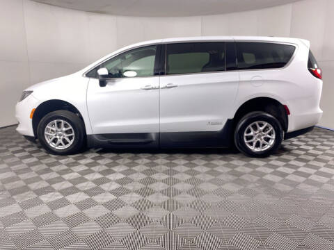 2023 Chrysler Voyager LX