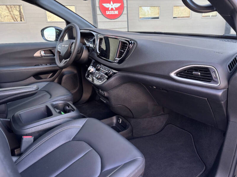 2025 Chrysler Pacifica Select