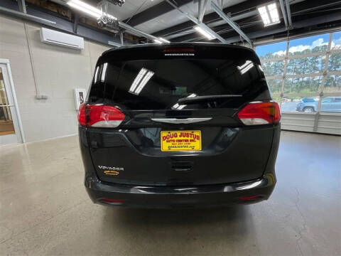 2022 Chrysler Voyager LX