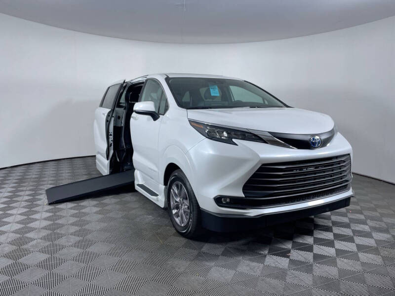 2025 Toyota Sienna XLE's photo