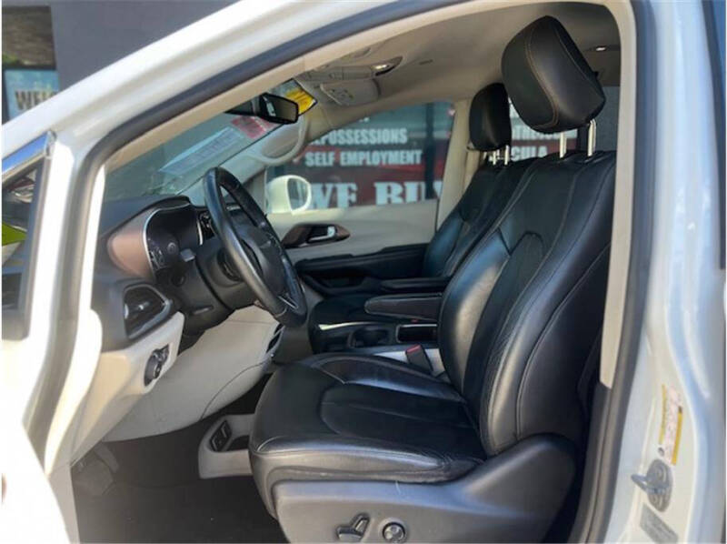 2017 Chrysler Pacifica Touring-L Plus