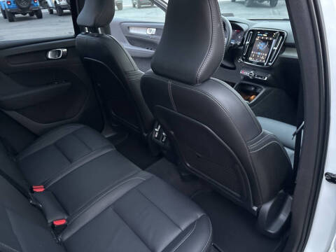 2025 Volvo XC40 B5 Plus Dark Theme