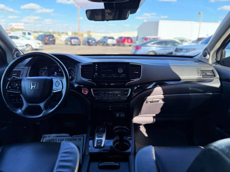 2019 Honda Pilot Touring w/Rear Captain's Chairs