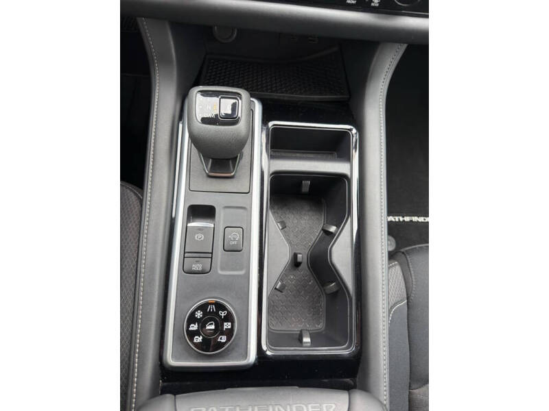 2024 Nissan Pathfinder SV