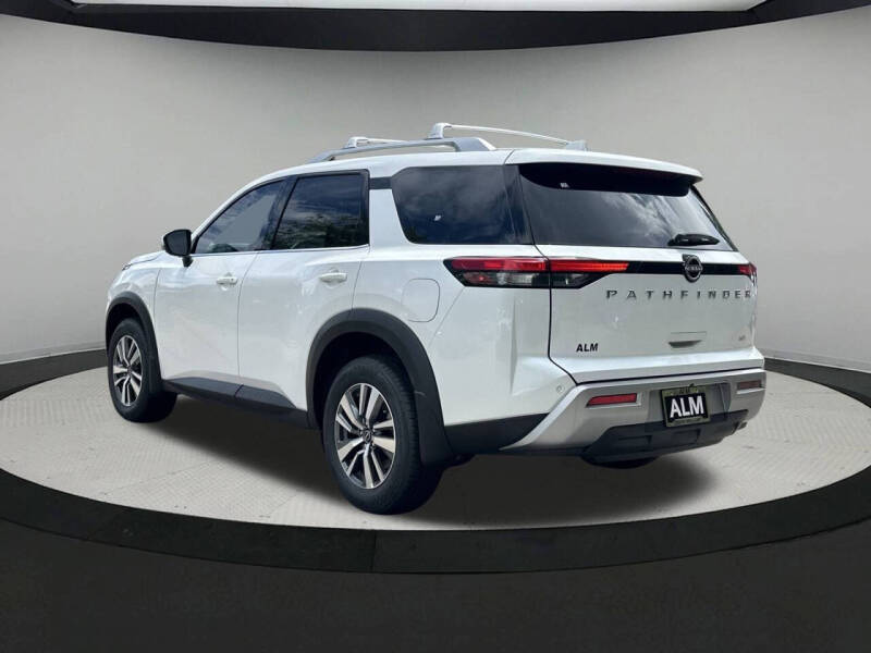 2025 Nissan Pathfinder SL