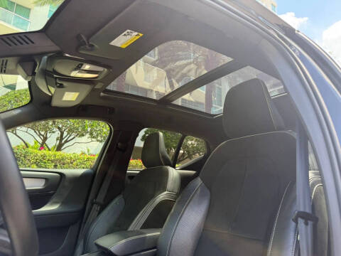 2025 Volvo XC40 B5 Core Bright Theme