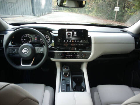 2025 Nissan Pathfinder SL