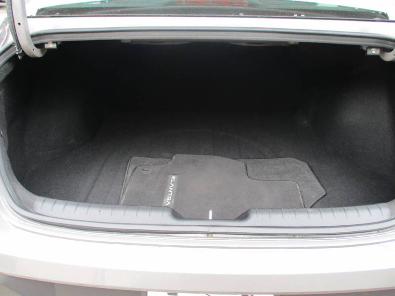 2024 Hyundai Elantra SE