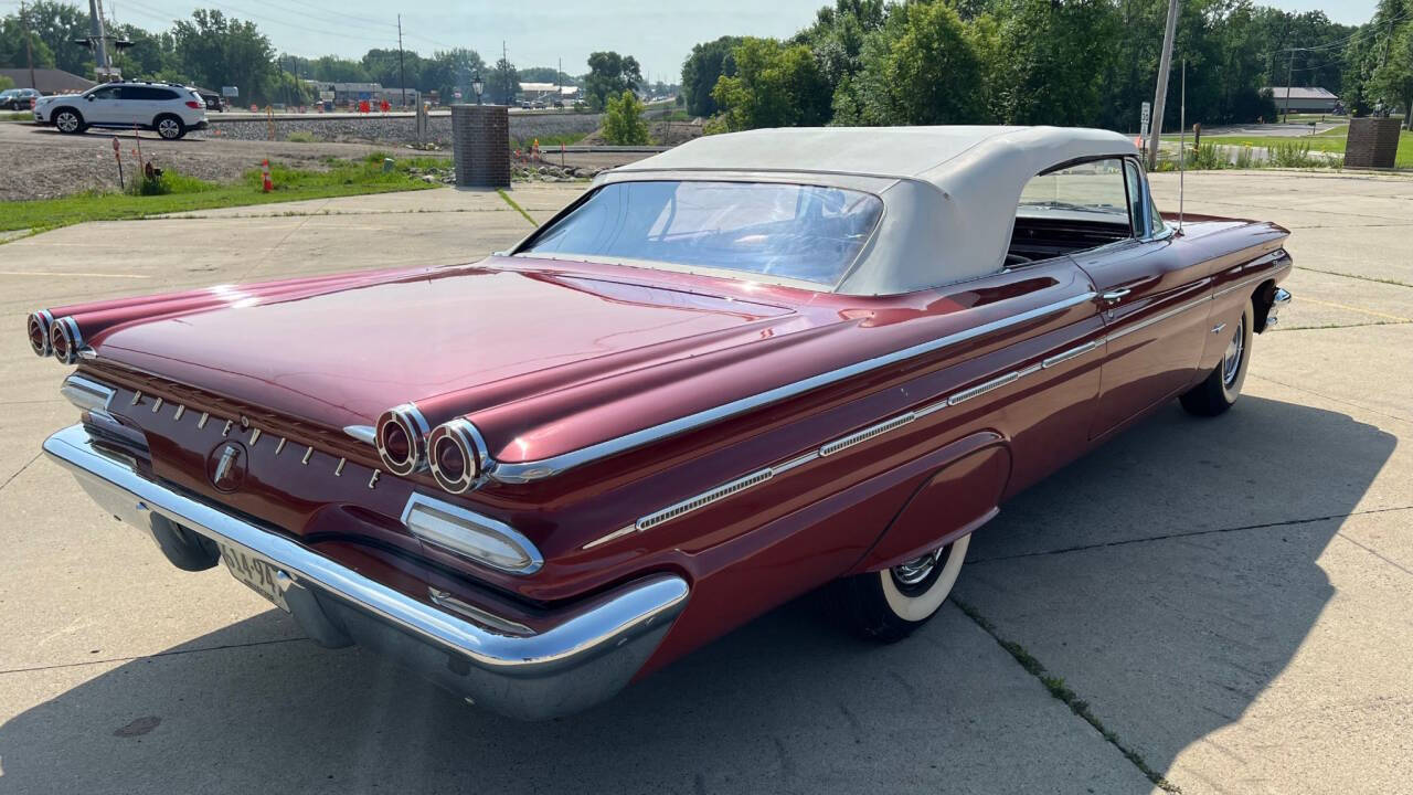 1960 Pontiac Bonneville 25