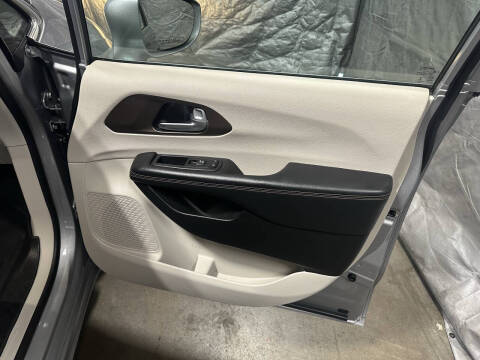 2017 Chrysler Pacifica Touring-L