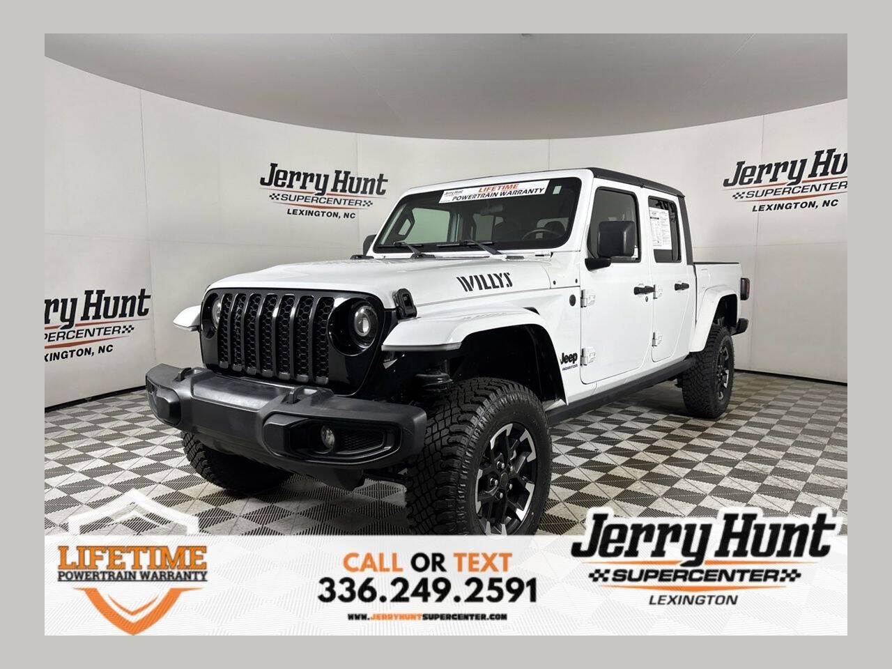 White 2022 Jeep Gladiator Willys 4x4 Willys 4dr Crew Cab 5.0 ft. SB 1