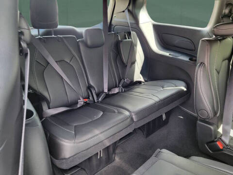 2027 Chrysler Pacifica LX