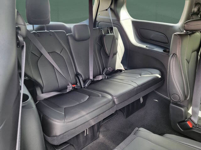 2027 Chrysler Pacifica LX
