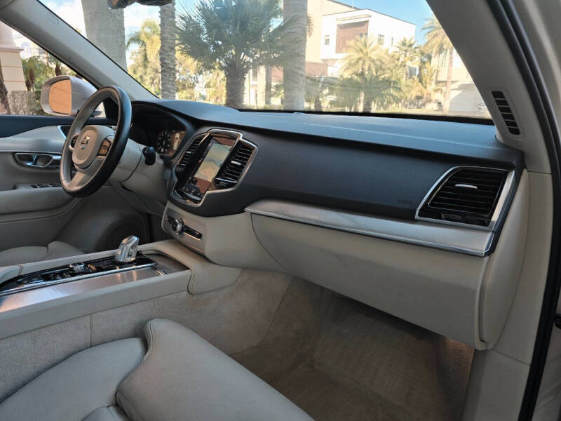 2016 Volvo XC90 T8 eAWD Momentum