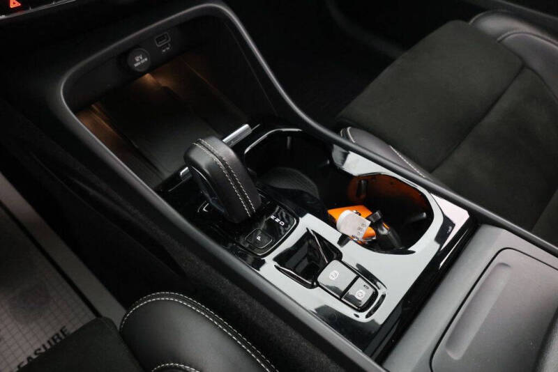 2022 Volvo XC40 T5 R-Design