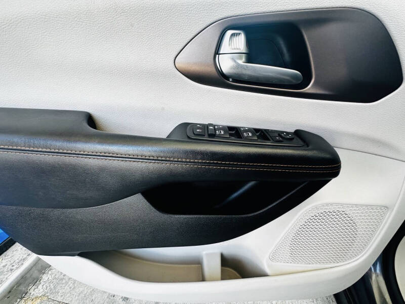 2017 Chrysler Pacifica Touring-L Plus