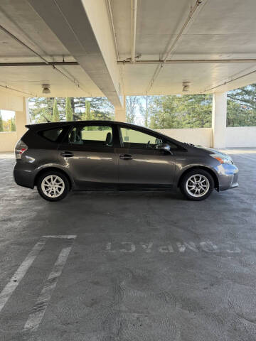2014 Toyota Prius v Five