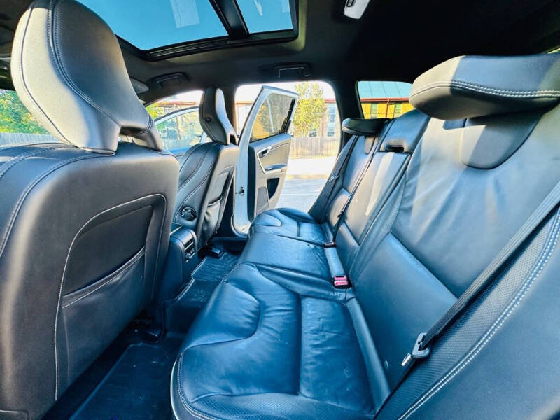 2015 Volvo XC60 T6 R-Design Platinum