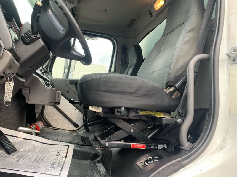 2012 Freightliner M2 106