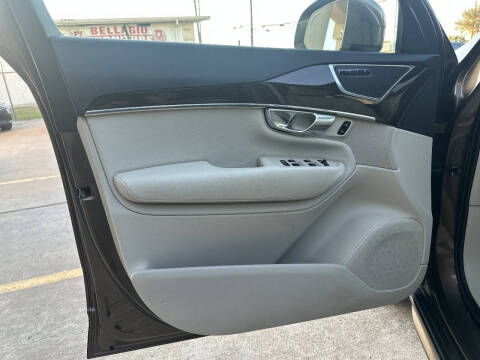 2017 Volvo XC90 T6 Momentum