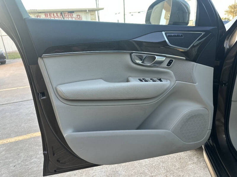 2017 Volvo XC90 T6 Momentum