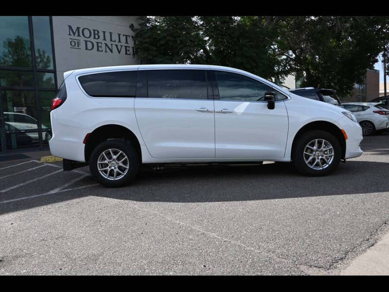 2025 Chrysler Voyager LX