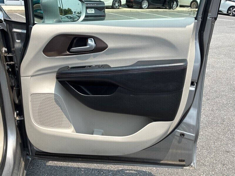 2017 Chrysler Pacifica Hybrid Premium