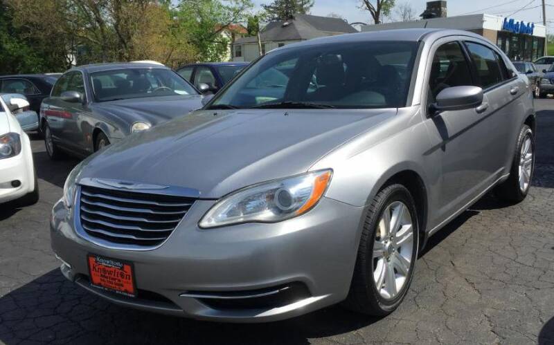 2013 Chrysler 200 for sale at Knowlton Motors, Inc. in Freeport IL