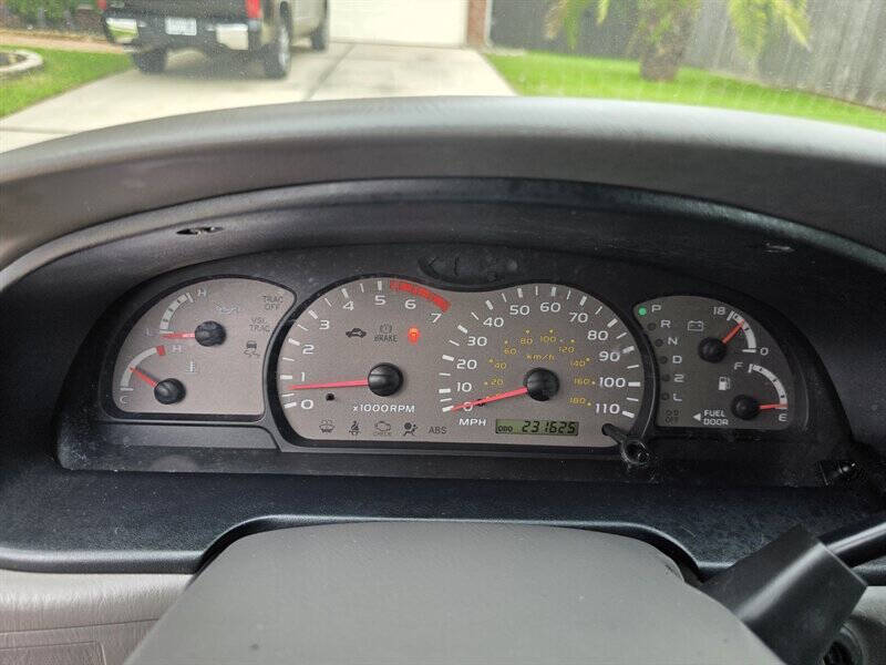 2004 Toyota Sequoia SR5