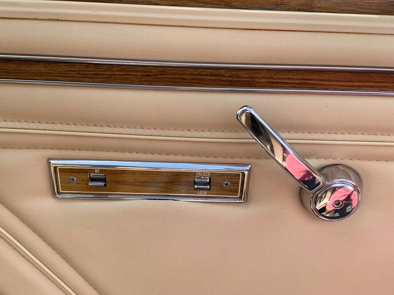 1989 Jeep Grand Wagoneer 39