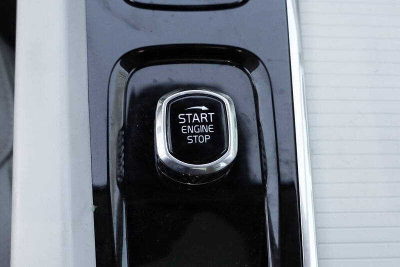 2024 Volvo XC60 B5 Core Dark Theme