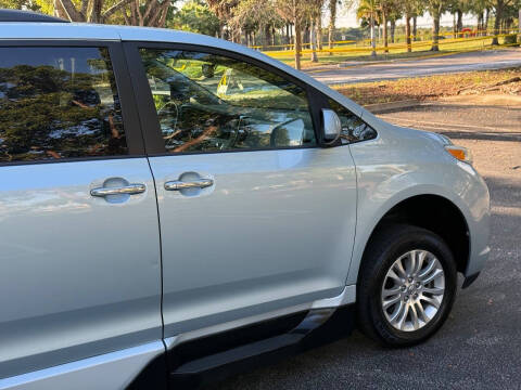 2016 Toyota Sienna XLE 7-Passenger Auto Access Seat