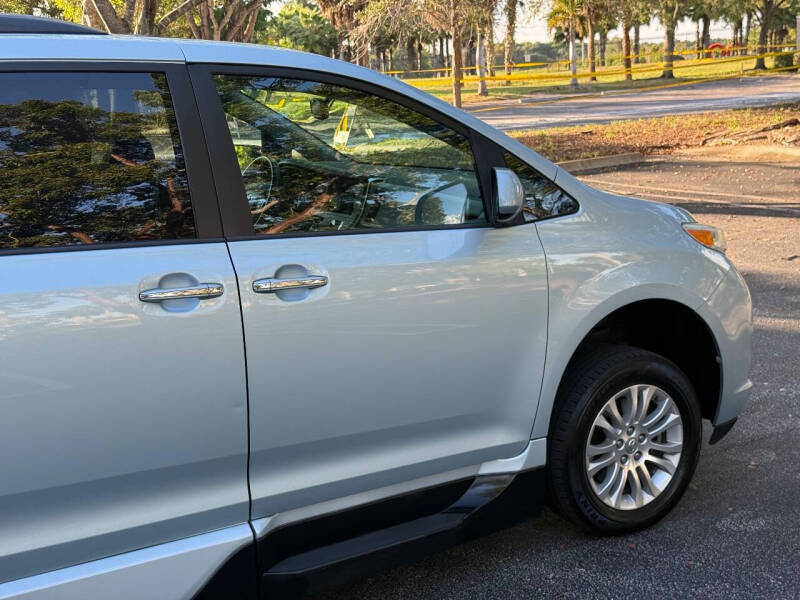 2016 Toyota Sienna XLE 7-Passenger Auto Access Seat