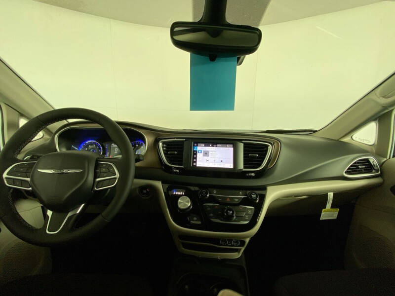 2024 Chrysler Voyager LX