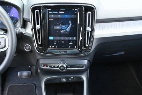 2025 Volvo XC40 B5 Plus Dark Theme