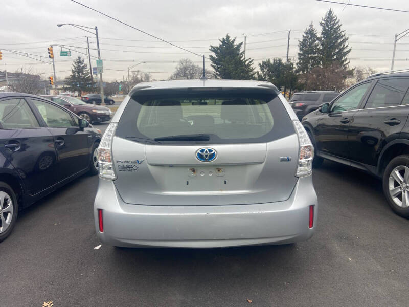 2014 Toyota Prius v Three photo 5