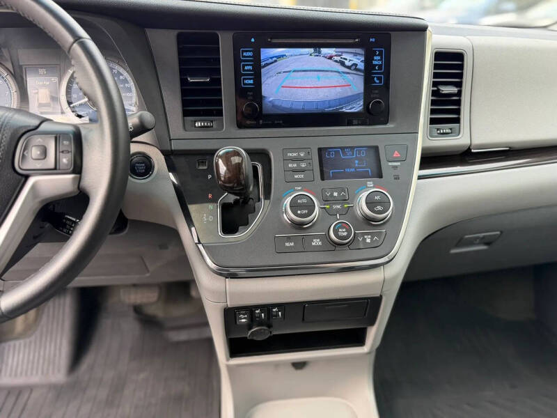 2017 Toyota Sienna XLE 8-Passenger