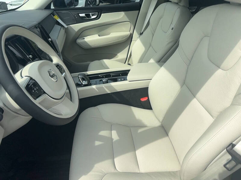 2025 Volvo XC60 T8 Plus Dark Theme