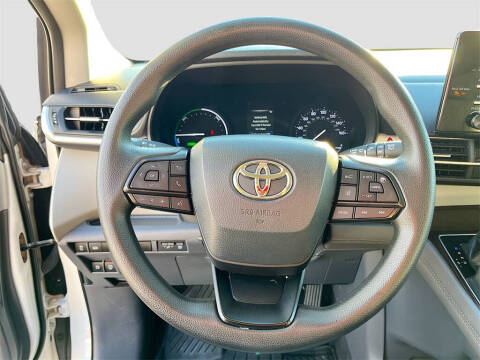 2022 Toyota Sienna LE 8-Passenger