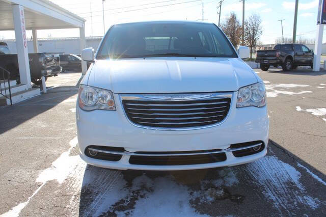 2014 Chrysler Town & Country Touring photo 2