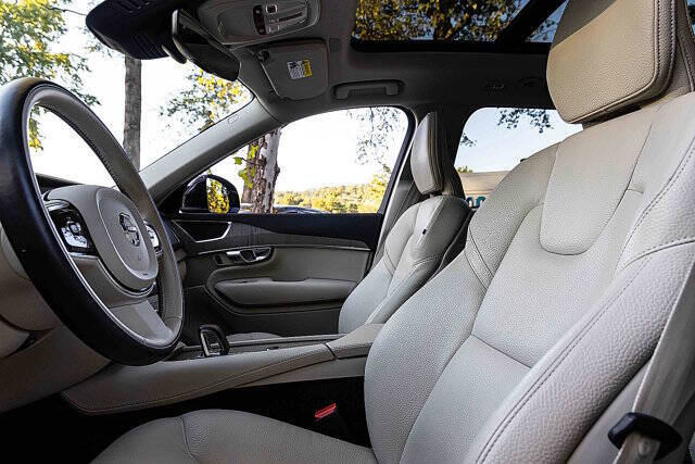 2024 Volvo XC90 B5 Plus Bright Theme