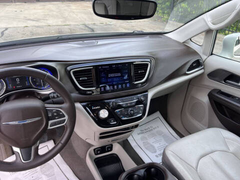 2017 Chrysler Pacifica Touring-L