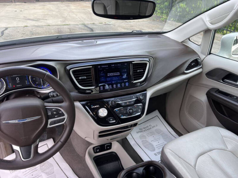 2017 Chrysler Pacifica Touring-L